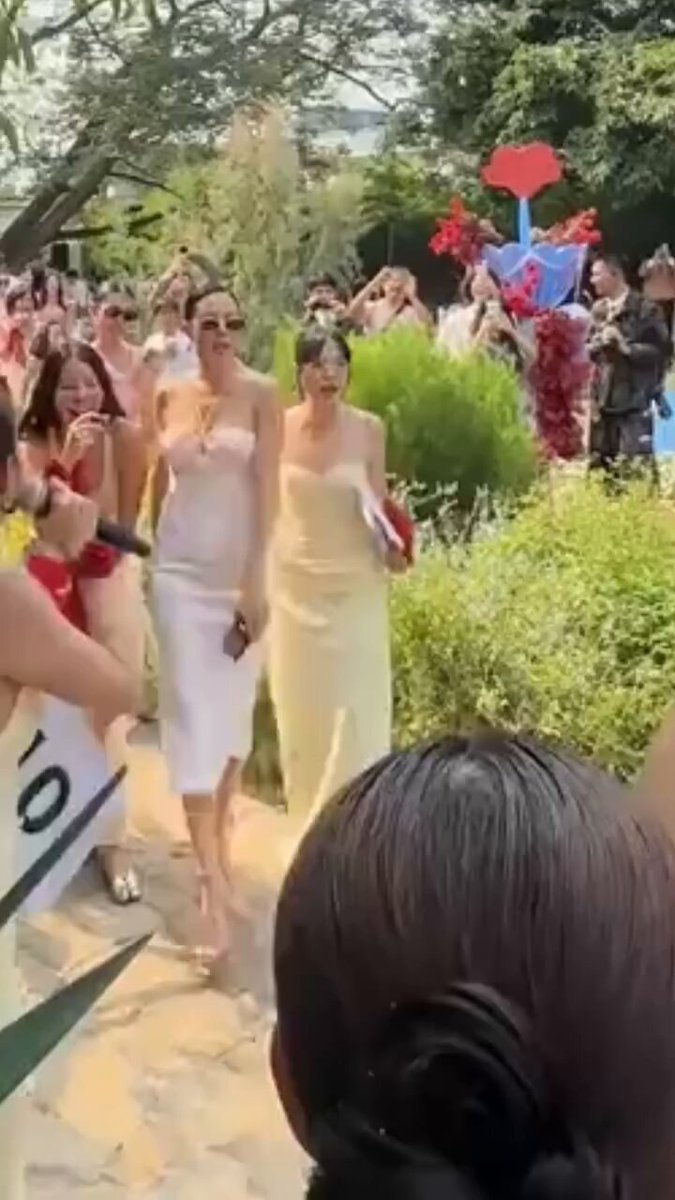 กรณีไวรัล โอม cocktails กับ คริสหอวัง ในงานแต่งของ เต กับ พลอย ความจริงแล้ว ตอนกั้นประตูมีคนขอให้ คริส ตอบแบบ "เมนเทอร์ คริส" มันคือการแซวๆนั่นแหละ ไม่ได้มีดราม่าอะไรเลย แต่ด้วยน้ำเสียงของพี่โอมแกเป็นแบบนั้นอยู่แล้วมันเลยดูเป็นจริงจังขึ้นมาเฉยๆ บทสนทนาก่อนหน้าเตพูดว่า “ผมมีวงดนตรีเล่นเพลงให้เดินแฟชั่น ขอฝากอะไรแบบไม่ต้องใส่ซองได้มั้ย" พี่คริสตอบ "โถ่วววหนู แล้วหนูจะมาดูแลน้องพี่ได้ยังไงละจ้ะ” ส่วนที่ดราม่ากันมันมีแต่ส่วนท้าย ส่วนต้นไม่มีคนก็เลย พี่โอมเฮ้ย จริงจังไปไหม