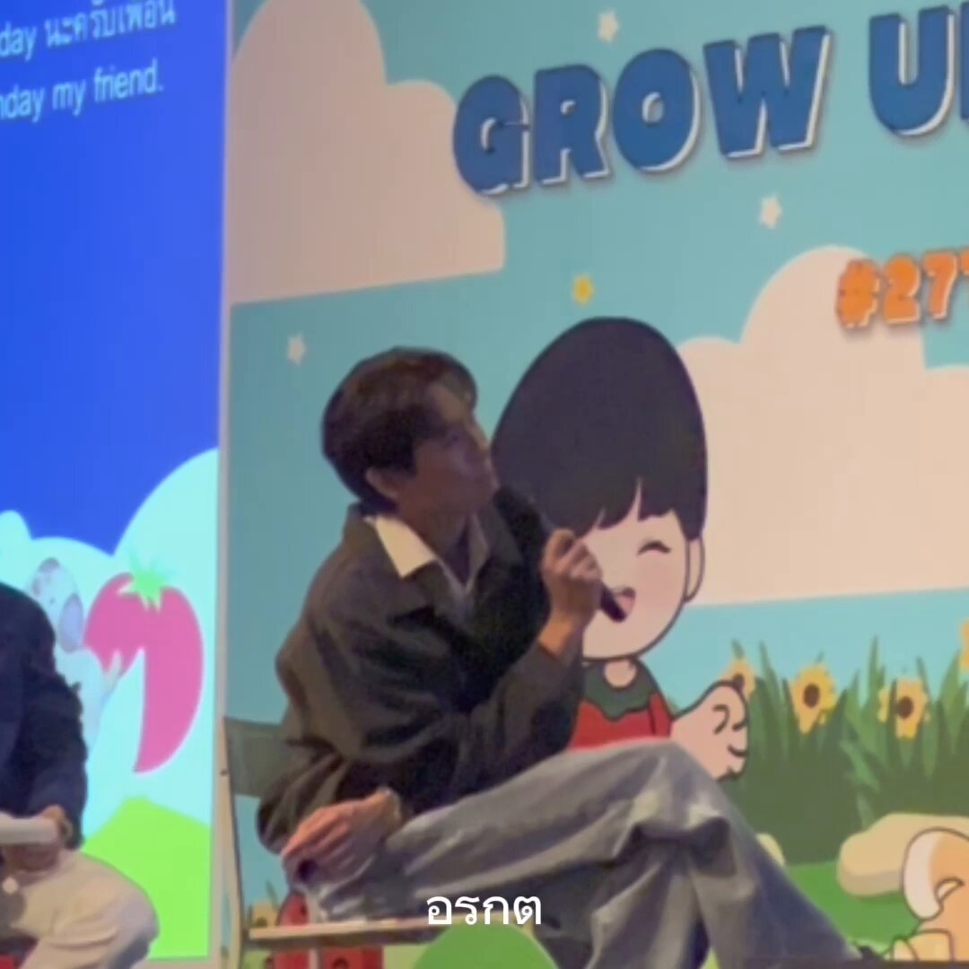 เห็นคนชมเพื่อนบุ๊คหล่อแว๊บๆ แล้วนึกถึงตอนงานวันเกิด ชมเพื่อนหล่อใครหล่อต่อหน้าฮีไม่ได้เล้ยยยยย “นี่พวกเธอ เบาๆหน่อย” เป็นเอ็นดูมากกกก กจิบุ๊คหล่อทิ่สุดดดดด 5555555555555555555