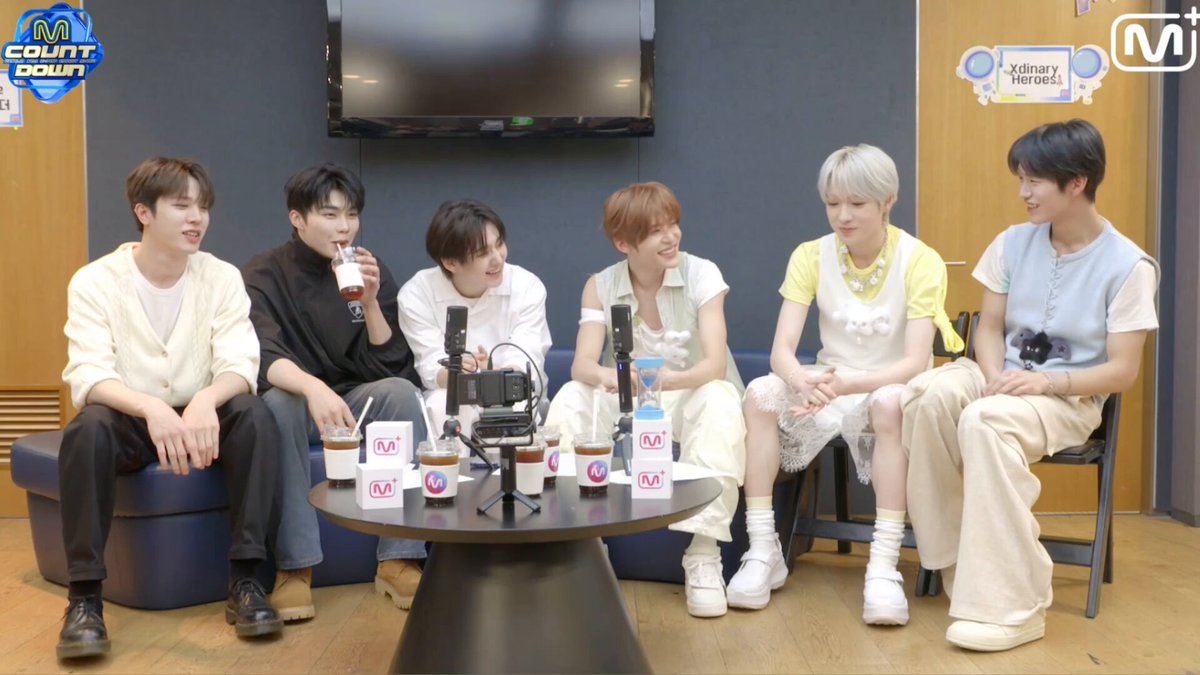 시온이가 안무 창작자로 봤을때 제일 잘 살린 멤버 대영이 뽑았는데 이유가 너무 감동임 🌷 눈빛부터가 ‘나 예뻐’가 보이는 상태였거든요. 그 점에서 감동받았어요. 콘서트에서 선공개 했는데 모니터링하다가 찐으로 ‘오 재희..잘하네’