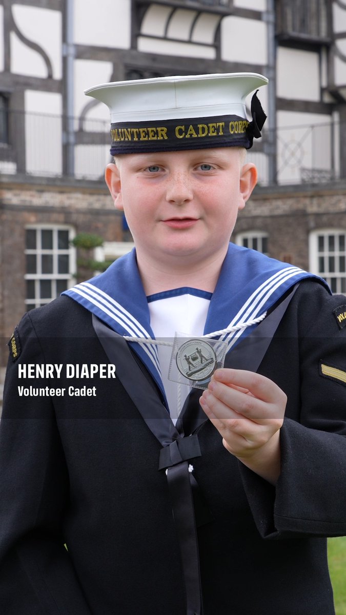 A proud moment for Yeoman Warder Gary Burridge 🎖️ Henry Diaper, Volunteer Cadet and Grandson of YW Gary Burridge, had the important role of holding the scroll for the Warrant Officer Cadet during the Ceremony of the Constable's Dues. Volunteer Cadet Corps