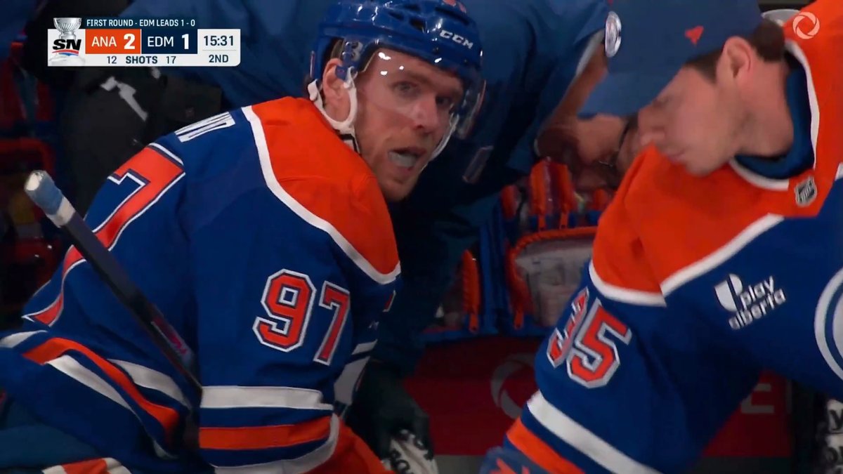 ”McDavid ei saa mitään aikaiseksi”, ”0+0=0” Sillä välin vaihtopenkillä loukkaantuneena pelaava kapteeni irvistää iskusta Mattias Ekholmiin. Kyllähän siellä nyt jotain taatusti on rikki. Ei tämä pelaaja pelaa näissä mestoissa 0+0:aa. #NHLfi
