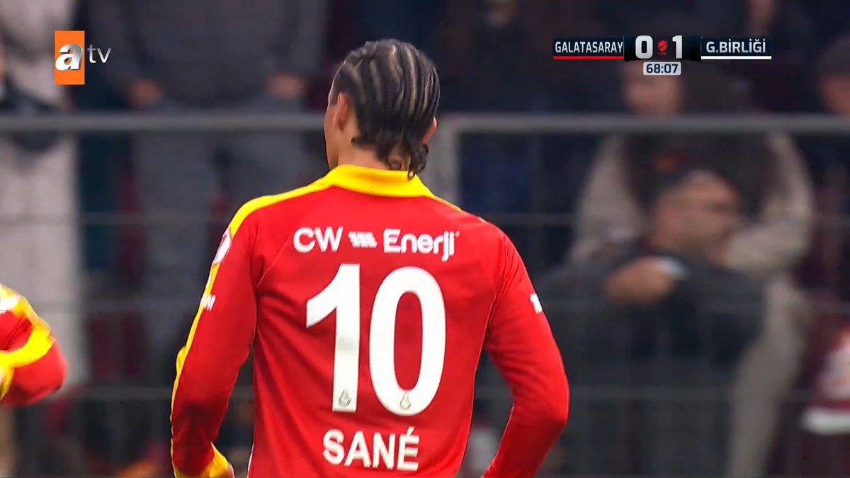Galatasaray'da kaleye vuruş anlamında uzun zamandır iyi bir frikik kullanıldığını gördüm. Sane burada şanssızdı. Asıl anlamadığım, bu dakikalarda tam ritim yakalamışken oyundan çıkması ve Lang'ın maçı tamamlaması.. Okan Hoca, fiyasko hamleler yaptı.