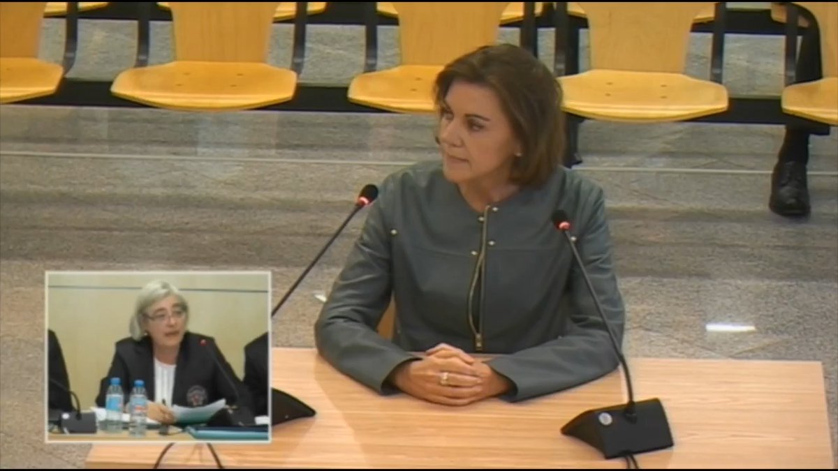 ➡️ Letrada: "Rita Barberá, desgraciadamente fallecida..." 🟦 Cospedal: "Desgraciadamente, sí" ➡️ Letrada: "Que también formaba parte de Gürtel" 🟦 Cospedal niega con la cabeza 👩⚖️ Jueza: "Ese comentario sobra en una persona que está fallecida"