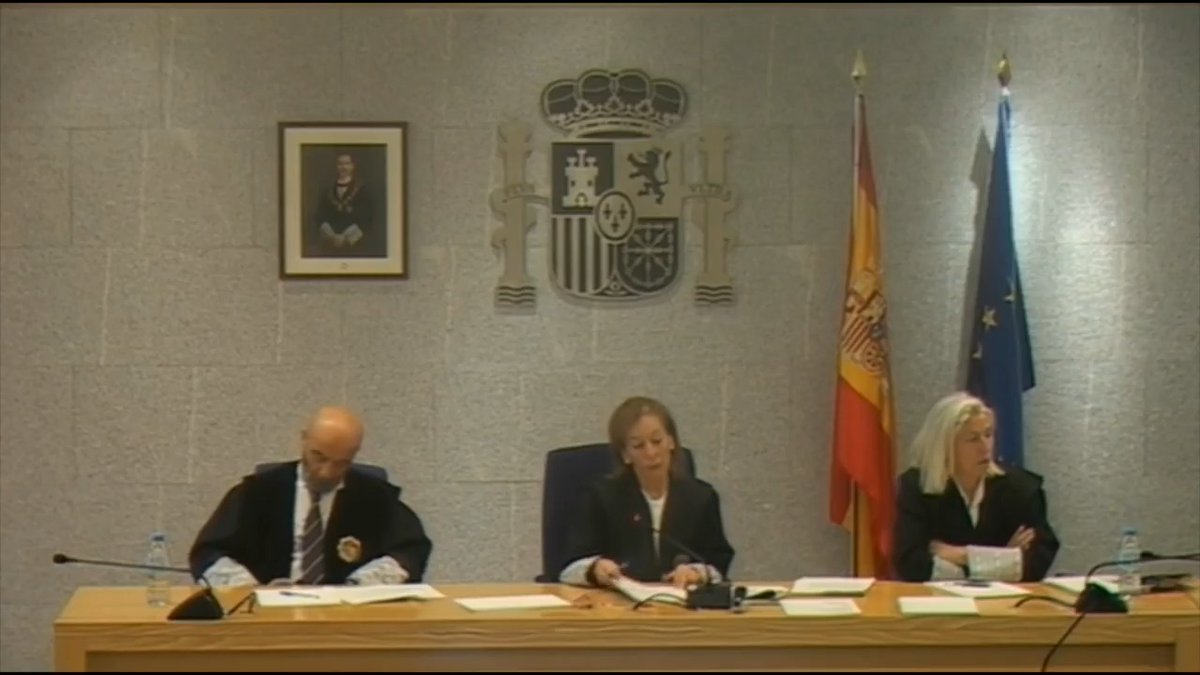 Choque entre la jueza Teresa Palacios y la letrada del PSOE en el juicio de la 'Operación Kitchen' 👩⚖️ Jueza: "Usted erre que erre. Proteste" ➡️ Letrada: "Me hacen perder el hilo..." 👩⚖️ Jueza: "Encima le hago yo perder el hilo, ¡vamos!"