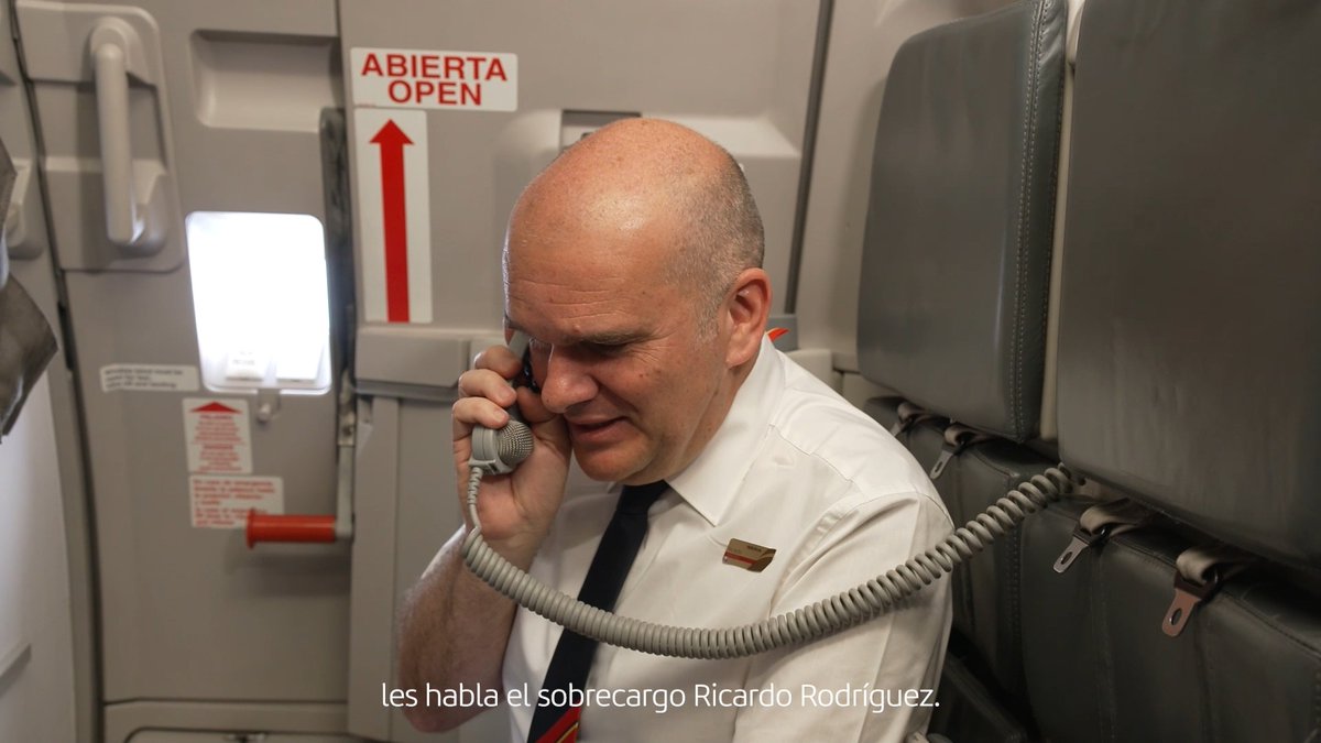 ¡Feliz Día del Libro desde el aire! 🌹📚 Hoy los pasajeros del Puente Aéreo han despegado con una sorpresa literaria de la mano de Editorial Planeta. Novelas de Sonsoles Ónega, Juan del Val o María Dueñas Oficial han volado con nosotros para celebrar este día tan especial. ✈️📖