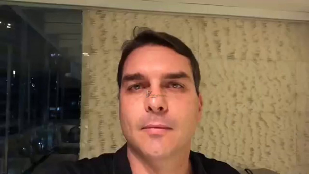 Resgatando o passado. E aqui não é narrativa, é registro de um momento que muita gente prefere esquecer. Março de 2018 Em um vídeo gravado em meio a uma onda de assassinatos de policiais no Rio de Janeiro, Flávio Bolsonaro fez uma defesa direta de quem estava sendo abatido enquanto o restante do sistema assistia em silêncio. Não era discurso de gabinete, era posicionamento diante de uma realidade brutal. Ele expôs o que estava acontecendo sem maquiagem. Policiais sendo mortos dentro e fora de serviço, famílias destruídas e uma sensação crescente de abandono. O problema não era pontual, era estrutural. Um sistema que não protege quem protege a sociedade. O ponto central foi claro. Segurança pública não funciona quando quem está na linha de frente está desamparado. Quando a lei é fraca, quando o criminoso encontra brechas e quando o policial vira alvo fácil, o resultado é inevitável. A balança deixa de ser justa. A defesa foi objetiva. Mais respaldo para a polícia, leis mais duras e uma mudança real na forma como o Estado encara a segurança pública. Não como estatística, mas como prioridade. No fim, o recado que ficou continua atual. Quando quem combate o crime perde espaço, o crime avança. E quando isso acontece, não é só o policial que perde. É a sociedade inteira. Porque quando alguém mantém a mesma linha por anos, não é estratégia. É convicção. E convicção, quando chega ao poder máximo, deixa de ser discurso. Vira direção. Flávio Bolsonaro - Presidente 2026