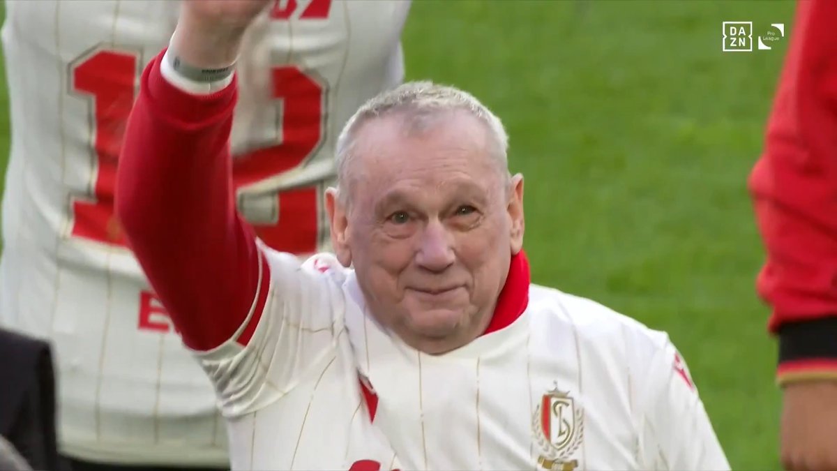 🥹🇧🇪 This is so wholesome... Belgian club Standard de Liège invited some of their oldest supporters to walk out with the players onto the pitch. ❤️