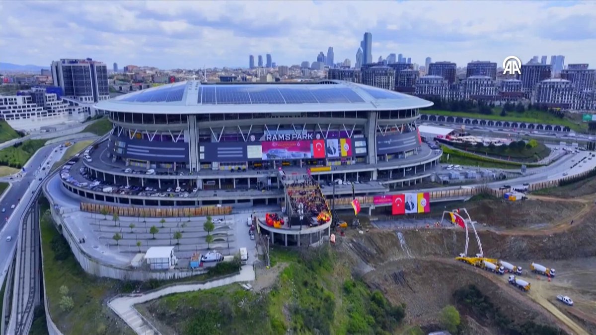 Dursun Özbek: "Bu proje, benim uzun yıllardır hayalini kurduğum bir Galatasaray vizyonunun gerçeğe dönüşmesidir. Galatasaray sadece bugünü yönetmekle yetinmez. Galatasaray yarını da inşa etmek zorundadır."