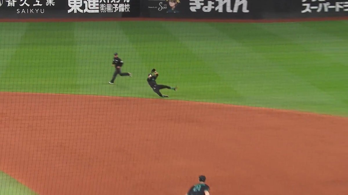 打球に追いついて難しい体勢からの送球!👀 北海道日本ハム 奈良間大己 選手のファインプレー!✨ 👇ライブ配信はこちら