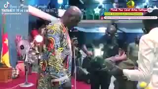 À l’époque où j’ai vu cette vidéo, j’étais encore à Kinshasa et je me moquais des propos de ce pasteur. Mais aujourd’hui, je me rends réellement compte qu’il disait vrai. Cette vidéo date, je crois, d’il y a 6 ou 7 ans. Tshilombo a livré le Congo aux occidentaux ( USA)