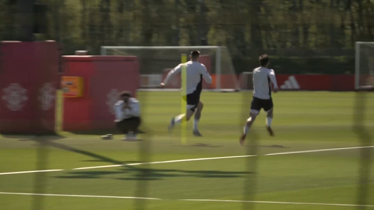 Bruno Fernandes and Benjamin Sesko racing each other in Manchester United training 🏃‍♂️