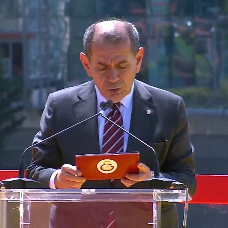 Dursun Özbek: "Bugün hayatımın en mutlu ve gururlu günlerinden birini yaşıyorum. Galatasaray için kurduğum hayallerin belki de en büyüğünü sizlerle birlikte gerçekleştiriyoruz."
