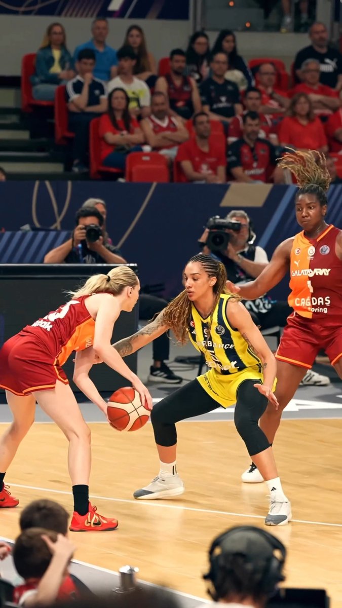 Gabby proving why she’s the Defensive Player of the Year (once again) 🔐 #EuroLeagueWomen x gabby williams 👻