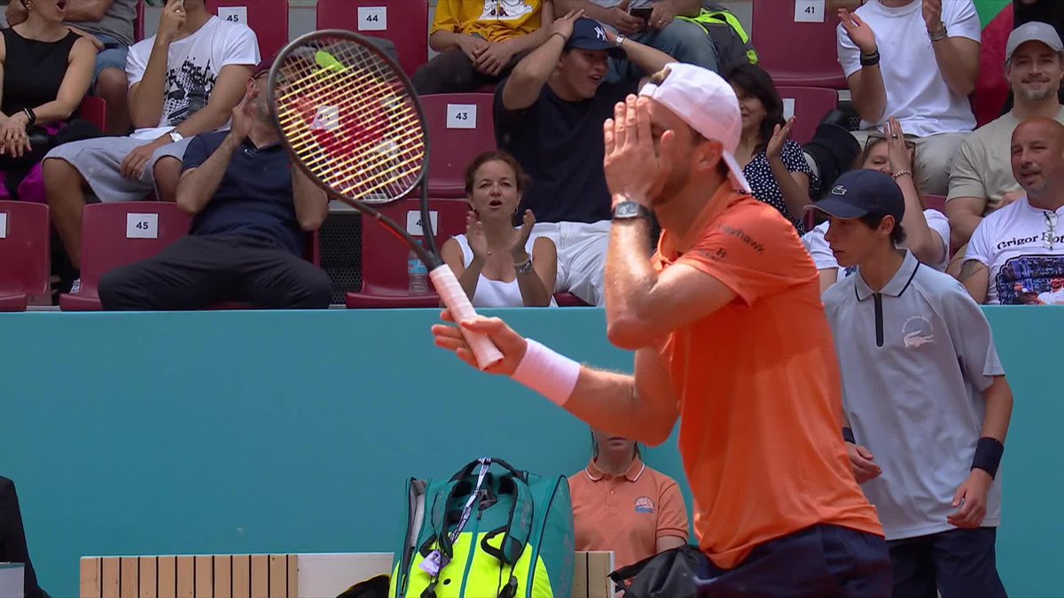 😳 ¡LO DEJÓ SIN RESPUESTAS! 😱 Daniel Vallejo se le anima a Dimitrov a jugar de igual a igual y hace estas genialidades. 📺 Mirá el #Madrid en el Plan Premium de Disney Plus.