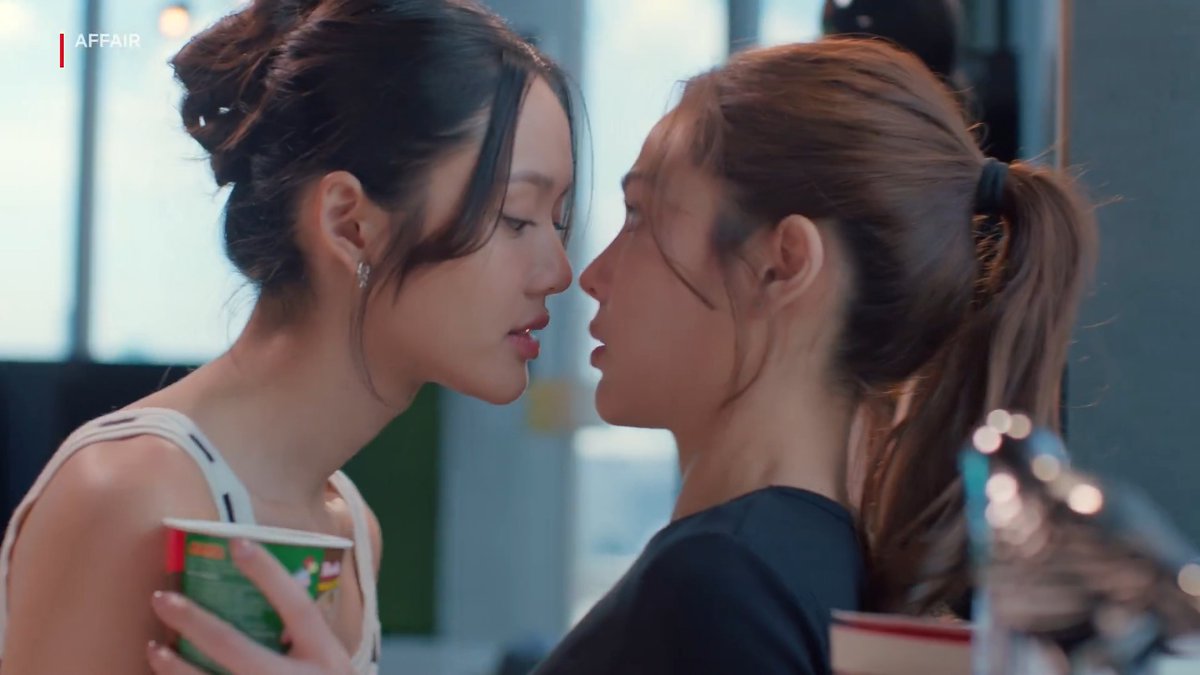 sana ako nalang si pleng at meron akong over-protective partner and a free phone to keep in touch with her 🥹 #AffairTheSeries #SaranphatPedersen #PunyapatWangpongsathaporn #LMSY #LookmheeSonya #ลูกหมีซอนญ่า