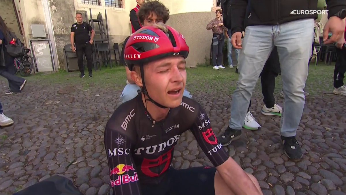 Gallina de piel ✨🤯 Lennart Jasch, que hace cuatro años era patinador de velocidad, da una exhibición en la 4ª etapa del Tour de los Alpes y logra la primera victoria profesional de su carrera. 🚴♂️ Lo has visto en Eurosport.es y HBO Max España. #TotA