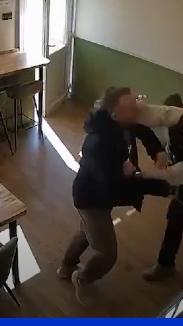 Angleterre: un homme attaque le client d'un café avec un couteau