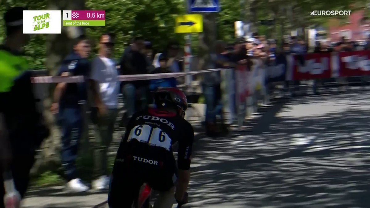 Chez Tudor, l'équipe de Alaphilippe-Cancellara, ils sont tous cramés les 30 coureurs. Alors ils prennent dans l'effectif de l'équipe "U23" continentale pour gagner des courses, un allemand, cela se voir, s'entend #AlpsTour