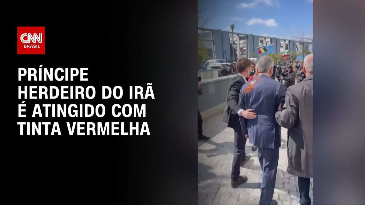 Príncipe herdeiro do Irã é atingido com tinta vermelha; assista #CNNBrasil360