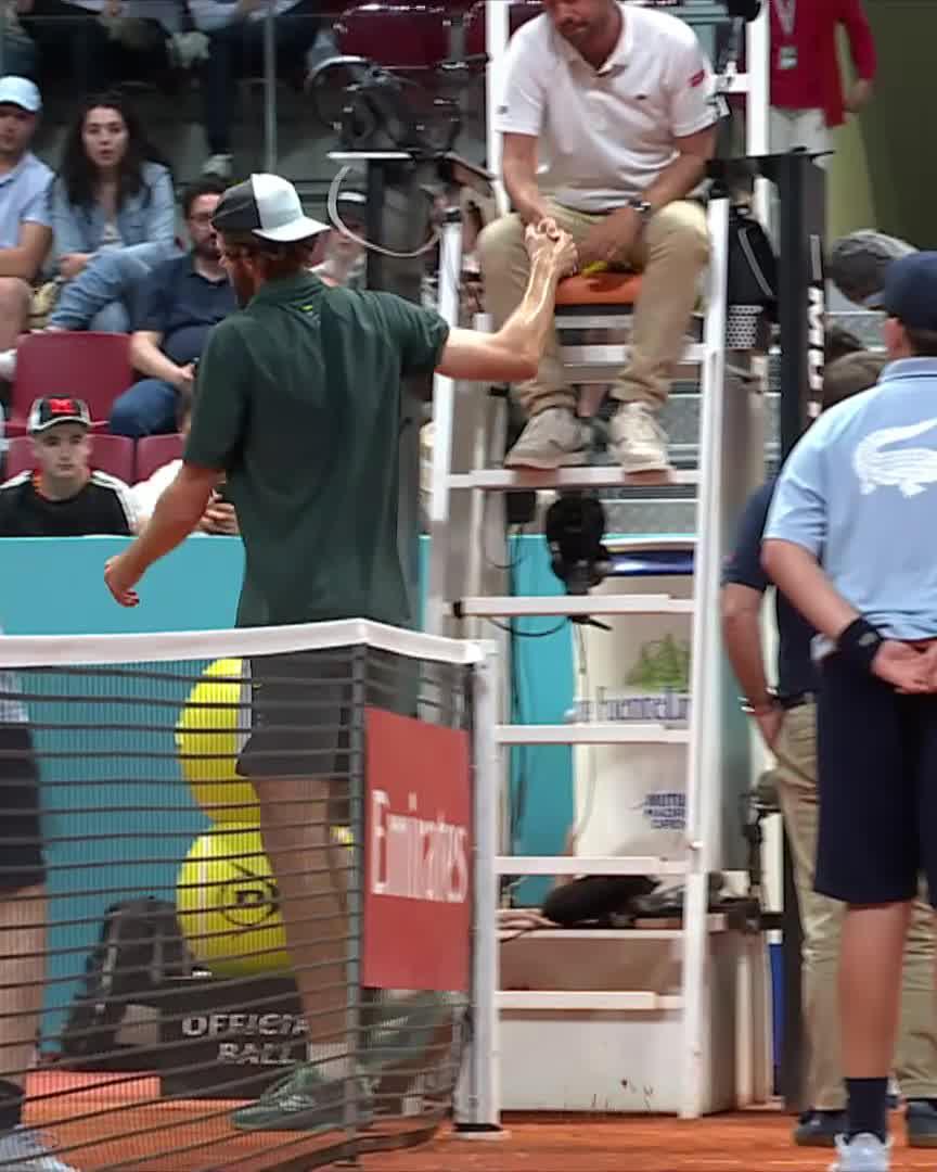 Sad scenes 😔 Opelka retires at 3-5 against Budkov Kjaer, due to injury, to send the Norwegian into the second round #MMOpen
