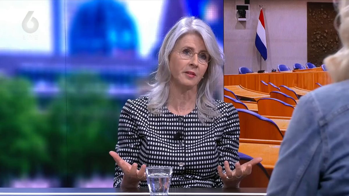 Was het nou onmiddelijk of onmiddellijk? Laaggeletterdheid is een steeds groter probleem. Met name onder jongeren. Docent Hendrik Atze van Doezum ergert zich eraan dat geen enkel journaal met dit nieuws opende, want dit gaat om de toekomstige docenten en artsen. #NieuwsvandeDag Mona Keijzer