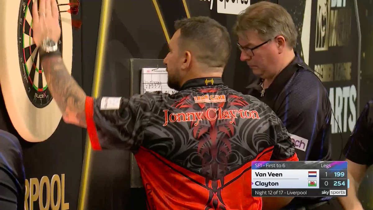 HE'S DONE IT AGAIN! 😱 Gian van Veen with ANOTHER 167 set-up shot… and he now leads 2-0! 📲 #PLDarts | SF1