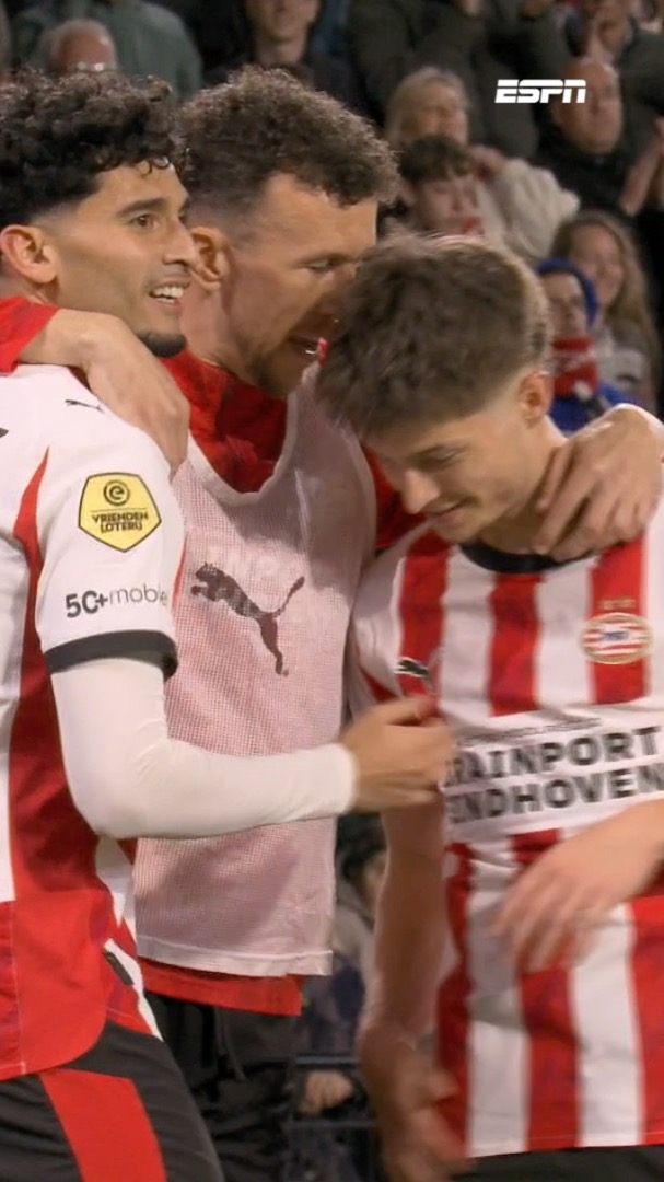 RICARDO PEPI'S SECOND OF THE MATCH FOR PSV TO MAKE IT 2-1. He's got 13 Eredivisie goals this season, a new career-best for the USMNT striker. That's now 16 goals across all competitions 🔥🇺🇸