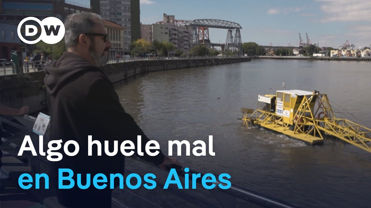 El mal olor vuelve al Riachuelo de Buenos Aires Como parte del ajuste estatal impulsado por el Gobierno de Javier Milei, el presupuesto para sanear el Riachuelo de Buenos Aires, en el mítico barrio de La Boca, fue recortado en un 45%. Hace más de una década, el único río a la vista de la capital argentina era considerado uno de los más contaminados del mundo, aunque sucesivas administraciones habían avanzado en su recuperación. Vecinos denuncian que el mal olor volvió. Las autoridades lo atribuyen a vertidos esporádicos y sostienen que reforzaron los controles a las fábricas, además de completar una obra para reducir la contaminación cloacal.