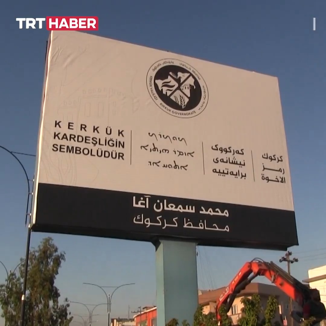 🔴 Kerkük Valisi Muhammed Seman Ağa, Kerkük’ü “Kerkük Kardeşliğin Sembolüdür” mesajı içeren Türkçe, Arapça, Kürtçe ve Süryanice afişlerle donattı.