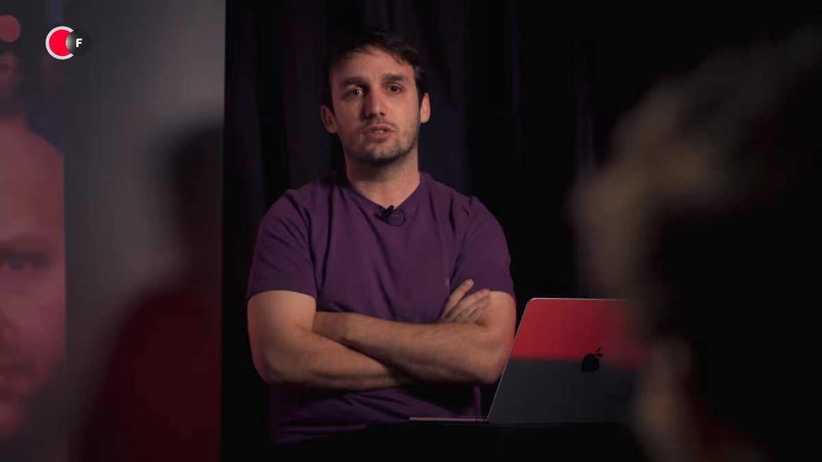 Davoo Xeneize se emociona al abrirse como nunca para hablar de lo importante que ha sido y sigue siendo su madre para él: “Todo lo hago por ella, no parte de lo que hago, todo. Ella me motiva. Es un amor que no puedo explicar con palabras. Se ha hecho cargo de muchas cosas y siempre nos priorizó a nosotros. Mi mamá siempre fue la que luchó para que no faltara un plato de comida y yo no sé cómo devolvérselo.” “Yo era un chico que iba al colegio, no escuchaba bien porque siempre he tenido hipoacusia, no veía nada, ya usaba anteojos, era un fanático del fútbol que hacía videos. O sea, no había muchos condimentos para creer que yo podía salir adelante, y ella no sé por qué, le decía voy a streamear y me decía hacelo, voy a subir un video, hacelo, voy a cobrar mi primer pago, te acompaño. Siempre confió en mí.” “Todos los días pienso en ella. Me voy a dormir y pienso en ella, me levanto y pienso en ella. Todos los días le mando un mensaje. La extraño porque yo viví con ella toda mi vida.“
