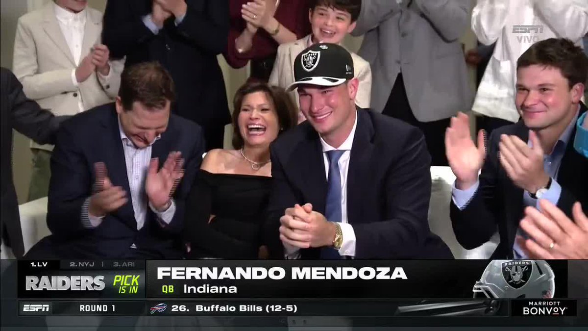 ¡FIESTA EN LAS VEGAS! 🔥 🤩 Así fue el momento donde Fernando Mendoza fue seleccionado como el Pick 1 por los Raiders en el Draft 2026. ¡Bienvenido a la NFL! 😎