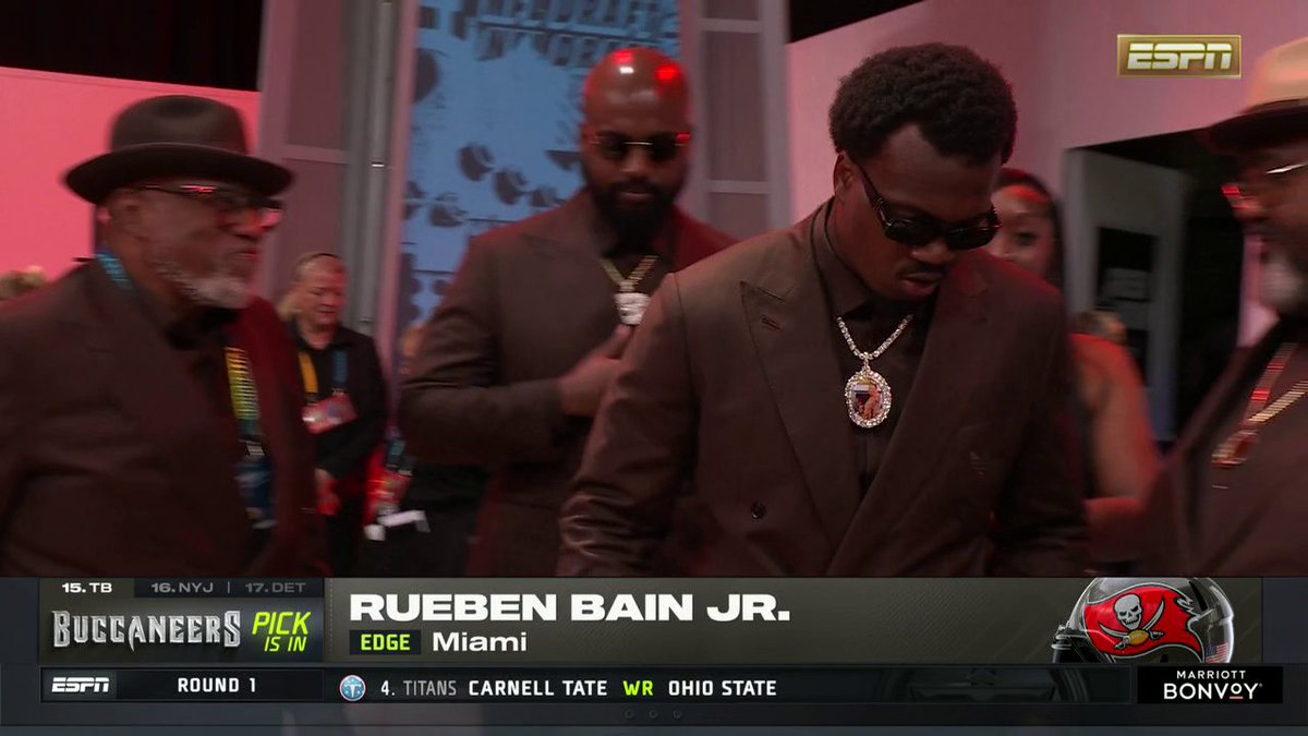 Rueben Bain Jr. and his family coordinated their outfits for the NFL draft 🥶