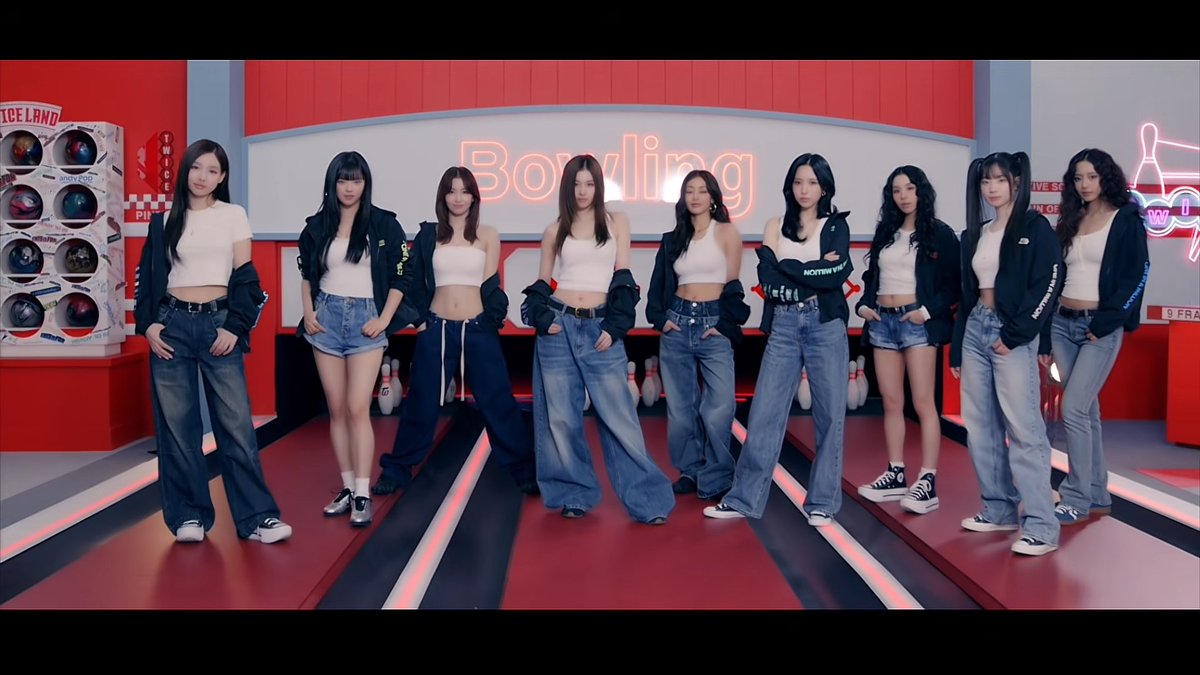 Not @ Momo holding her laugh??? 🤣😭😭😭