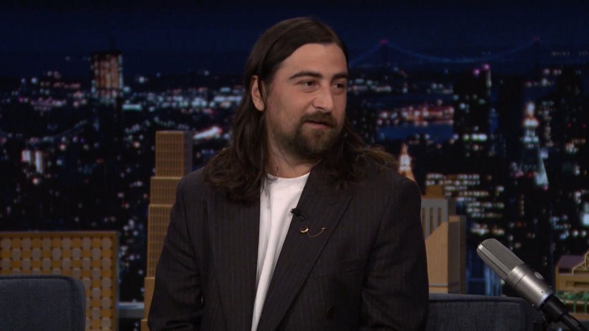 .Noah Kahan posted a verse of “Stick Season” online, took an edible, went to sleep, and woke up the next morning to find that the song was a huge hit 😭 #FallonTonight