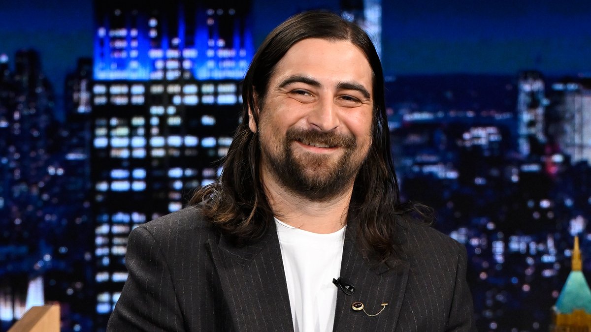 .Noah Kahan considers himself the Mayor Guy Fieri of gas stations 🤣 #FallonTonight