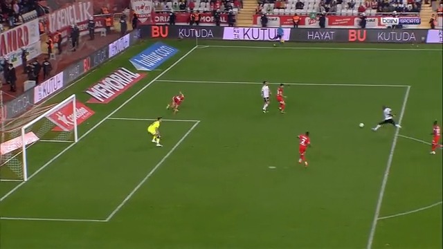 Arkasına düşen topa kalçadan çıkardığı şuta bak aq