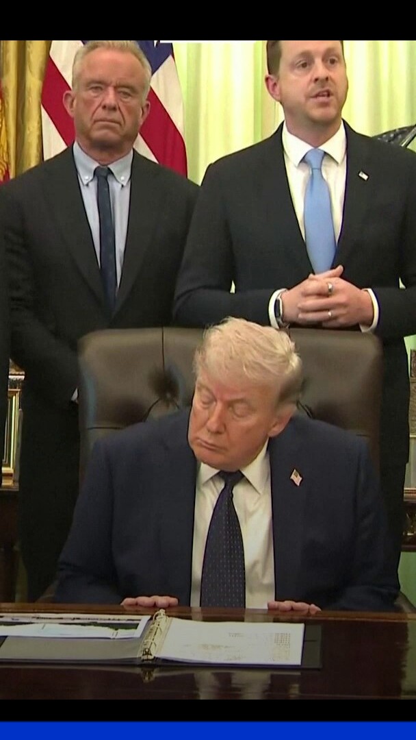 Donald Trump lutte contre le sommeil lors d'un point-presse
