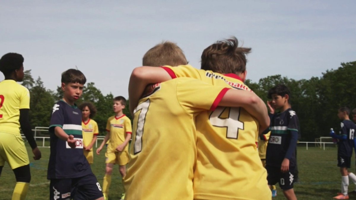 𝗨𝗡 𝗧𝗢𝗨𝗥𝗡𝗢𝗜 𝗗’𝗘𝗡𝗙𝗔𝗡𝗧𝗦 𝗦𝗔𝗡𝗦 𝗣𝗔𝗥𝗘𝗡𝗧𝗦. ❌ Les parents sont interdits de rentrer sur le terrain à Boigny-sur-Bionne pour éviter toute pression sur les petits. Voilà où on doit en arriver.. 😅 🎥 francetvsport