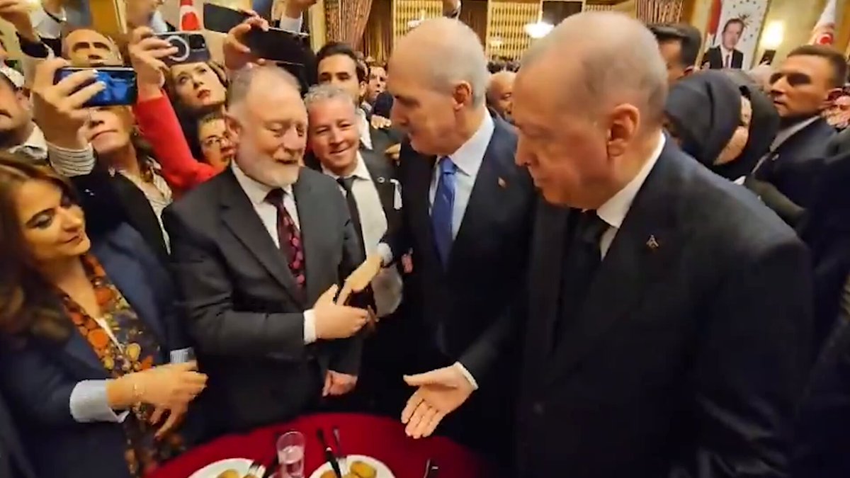 Resepsiyondaki şu bölüm ilginç. Erdoğan DEM Partililerin yanına gidince Sezai Temelli'ye bakarak "Durmak yok yola devam" diyor. Temelli kafa sallıyor. Sonra Yıldız Yazıcıoğlu "Süreçte yeni adım atacak mısınız" diye soruyor. Cevap yine aynı.
