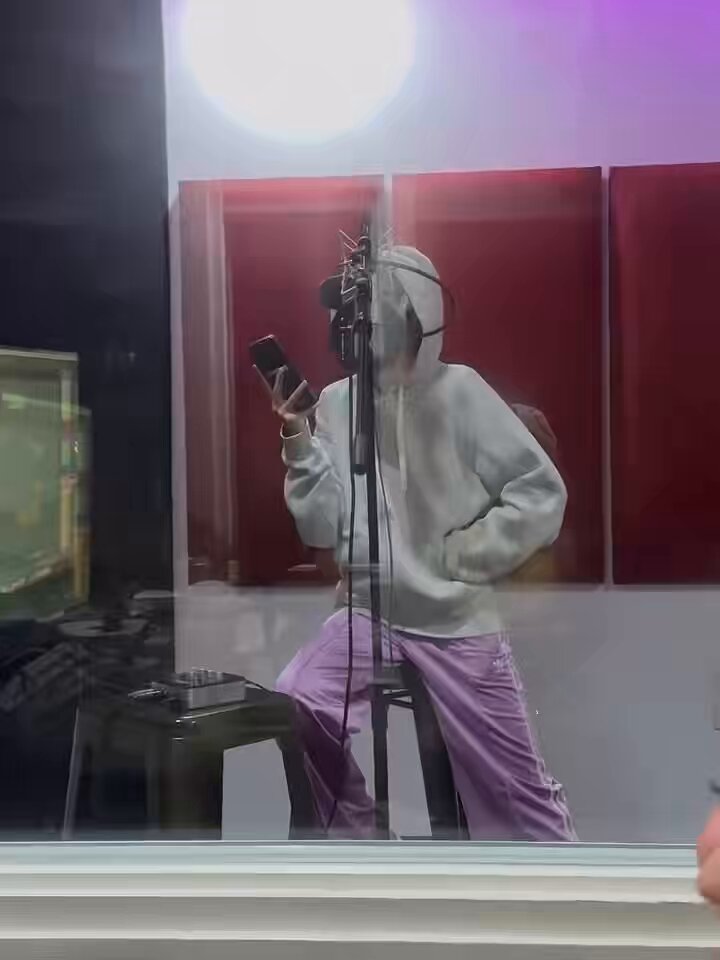 I’m telling you, Gwen is a singer with so much flavor. Like, just listen to this and you’ll understand she always has something uniquely hers!