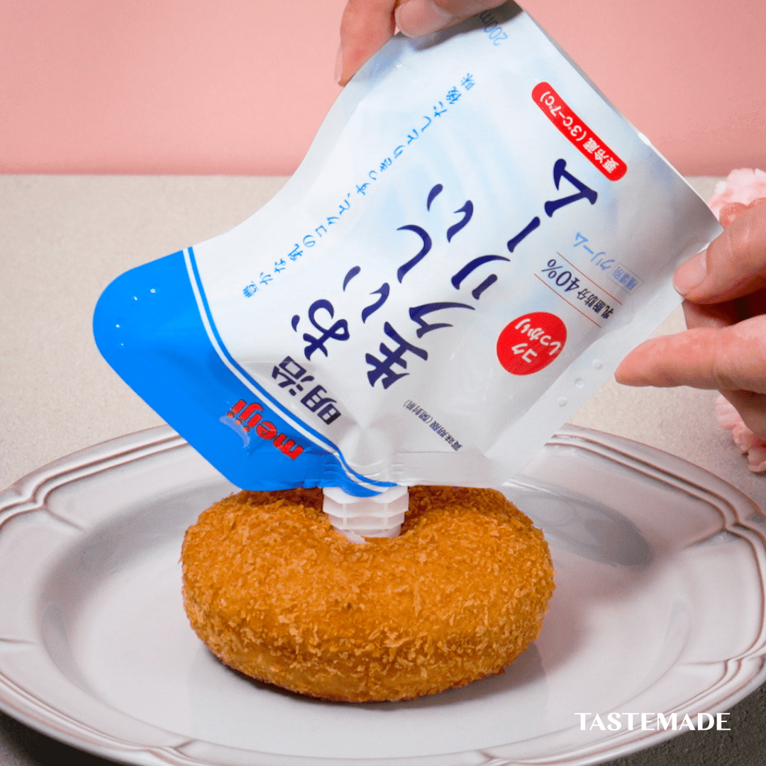 みんな聞いてくれ「明治おいしい生クリーム」ってカレーパンに突き刺せば、グラタンパンに。ゼラチンとか入れたらプリンになる神商品らしい。 明治おいしい牛乳 *PR