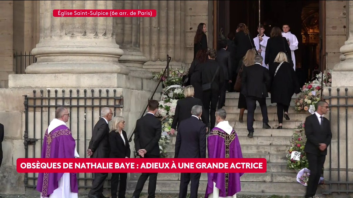 🔴 Obsèques de Nathalie Baye : le cercueil blanc de l'actrice est arrivé à l'église Saint-Sulpice à Paris. Parmi les personnalités présentes : sa fille, Laura Smet, le réalisateur Guillaume Canet, Brigitte Macron ou encore l'actrice Mathilde Seigner. #canal16