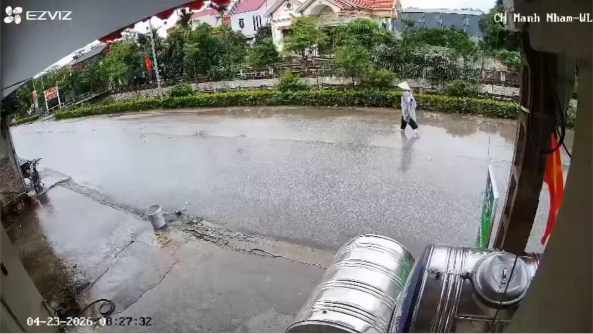 Trên mạng xã hội đang tranh cãi liên quan vụ TNGT thảm khốc: - Bà già đi bộ gọi cháu nhỏ chạy sang đường. - Bà già vẫy tay kêu cháu không được qua đường. Em thì trách bố mẹ của cháu sao không trông, để ý cháu mà để cháu tự đi lại lung tung như vậy?? Mọi người có quan điểm như thế nào ạ?