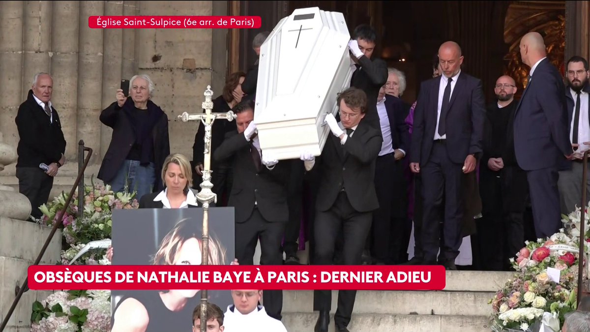 🔴 Obsèques de Nathalie Baye : après environ 1h30 de cérémonie, le cercueil de l'actrice ressort de l'église Saint-Sulpice, à Paris. La comédienne, morte le 17 avril à l'âge de 77 ans, va être inhumée "dans la plus stricte intimité". #canal16