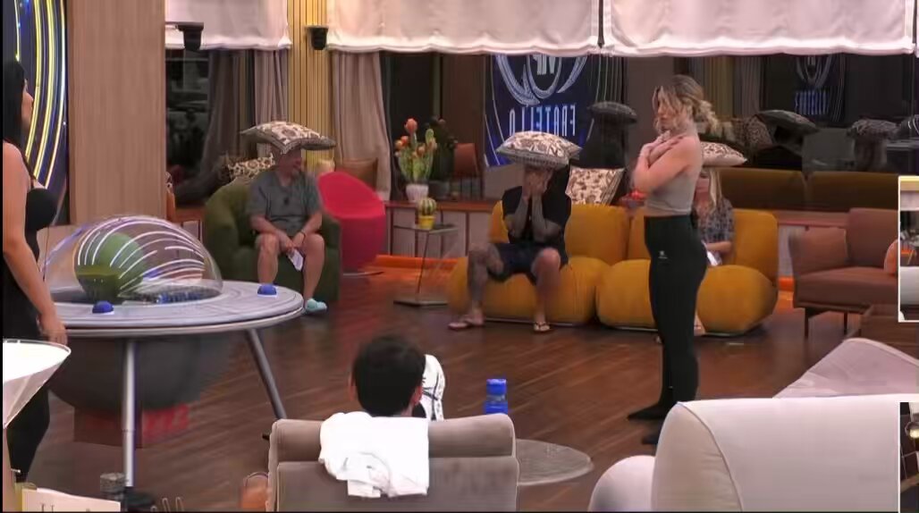 FrancesKa che sbrocca urlando “MI SONO ROTTA IL CAZZO.” e abbandona la pista Raul, Marco e Alessandra coi cuscini sopra la testa e Lucia: “ma devo piangere se non mi viene un passo di danza ⁉️.” SONO CREPATO VE LO POSSO GIURARE #GFVIP
