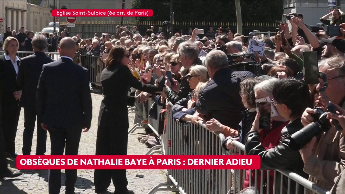 🔴 Obsèques de Nathalie Baye : Laura Smet, fille de Nathalie Baye et Johnny Hallyday, vient saluer les admirateurs de sa mère, rassemblés devant l'église Saint-Sulpice. Plus d'un millier de personnes étaient attendues pour cette cérémonie. #canal16