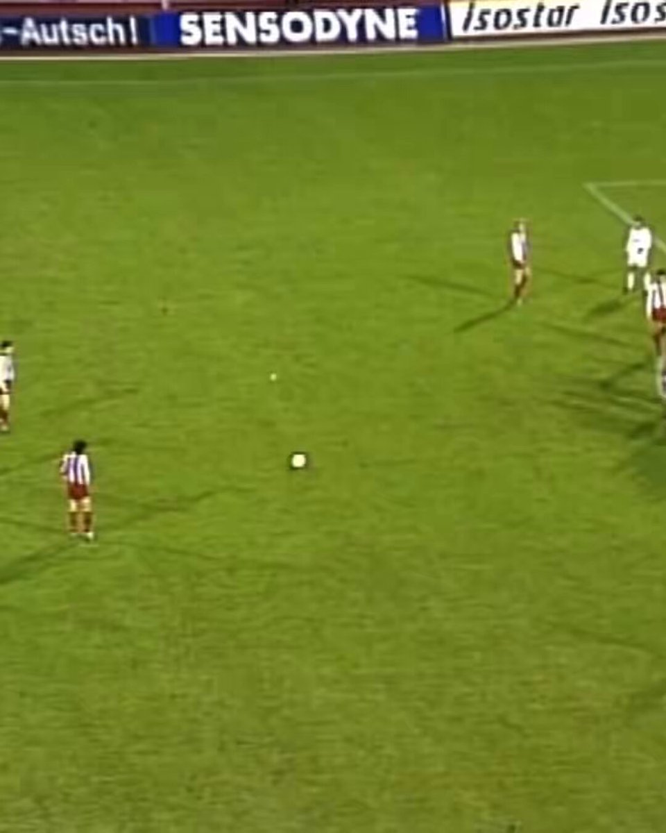 “NEBO SE OTVORILO, STADION JE EKSPLODIRAO!” Na današnji dan 1991. godine, fudbaleri Crvene zvezde obezbedili su plasman u dugo čekano finale Kupa evropskih šampiona, nakon što su crveno-beli ispadali u polufinalima 1957, odnosno 1971. godine. Pred više od 80 hiljada gledalaca, Crvena zvezda je remizirala sa minhenskim Bajernom i ispisala zlatne stranice istorije evropskog fudbala. Junak utakmice bio je legendarni Siniša Mihajlović, koji je sredinom prvog poluvremena fantastično savladao Aumana iz slobodnog udarca, a zatim je “asistirao” Augentaleru za autogol u 90. minutu, koji je odveo naš tim u finale najeltinijeg evropskog fudbalskog takmičenja. Ovo veče će ostati zauvek urezano u pamćenju svih zvezdaša. 🔴⚪️ #fkcz