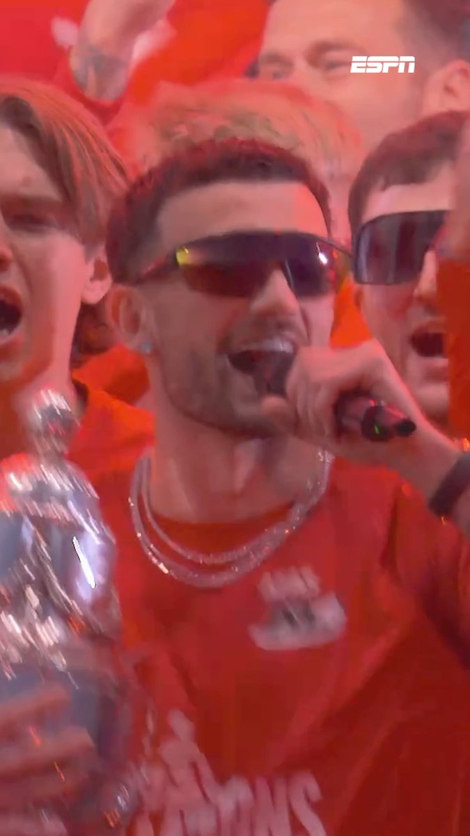 😂🇮🇪 Troy Parrott celebrating the Dutch Cup with AZ Alkmaar fans... "PARROTT'S ON FIRE!" 🦜🔥