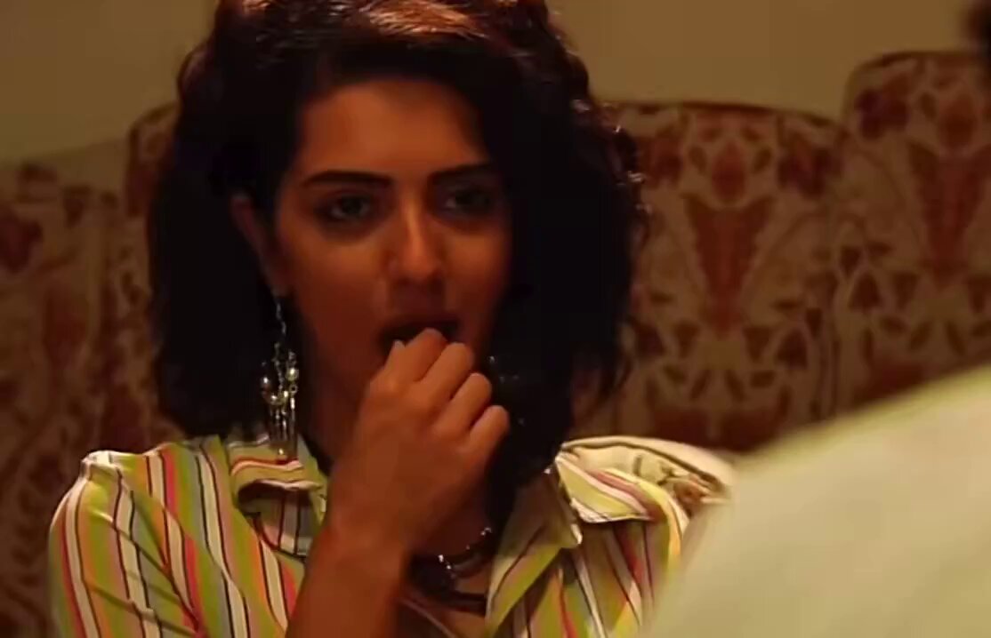 الفنانة الباكستانية(هيا عبدالسلام مقبول)من أكثر الفنانات اللاتي قدمن أدوار جريئة ومبتذلة، فنراها دائما بأدوار الحب الإبا|حية القائمة على التحـ.ـرش والمغازلة والعلاقات غير الشرعية. أعتقد لو قدر لها أنها تُمثل بأمريكا مثلاً لكانت ممثلة أفلام خلا|عية نظراً لاحترافيتها بتقمص الأدوار!