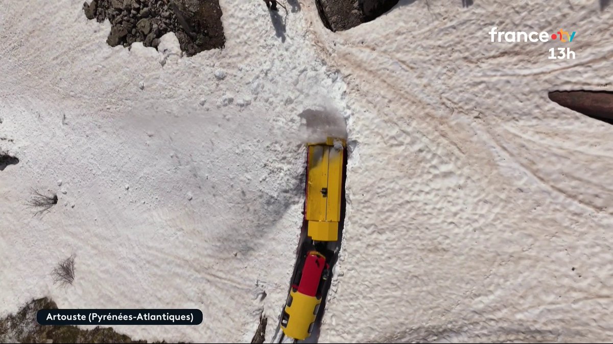 🚆 ❄️ Au sommet des Pyrénées, le mythique petit train d'Artouste s'apprête à reprendre du service. L'attraction phare du tourisme en Béarn est en cours de déneigement. #JT13H